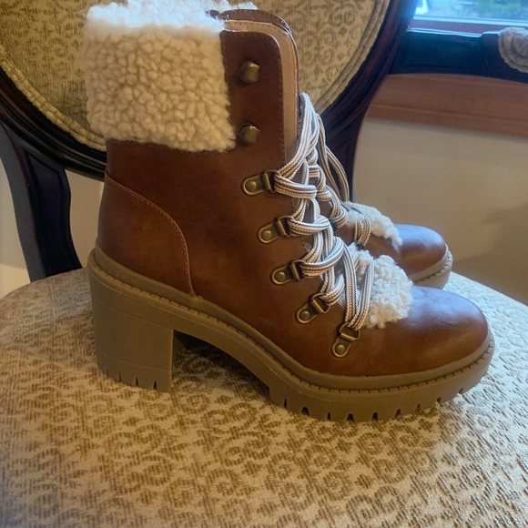 universal thread hiking boots